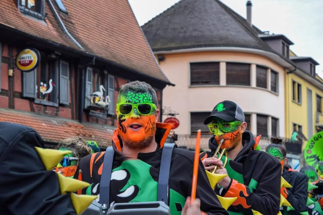 Membres des Gugg'Dragons maquillés en plein cortège